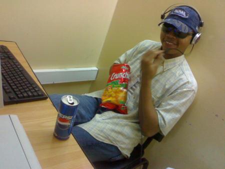 hi mr dj en train de manger